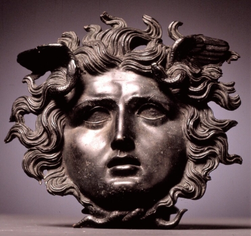 Applique in bronzo a testa di Medusa, da Este ( fine I sec a.C. – inizio I sec. d.C.).