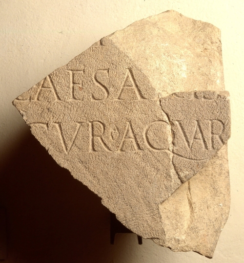 Frammenti di lastra di pietra, con iscrizione menzionante un curator aquarum, da Este (prima metà del I sec. d.C.)