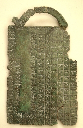 Lamina in bronzo, con iscrizione votiva ed esercizio alfabetico dal santuario di Reitia ad Este (IV – III sec. a.C.).